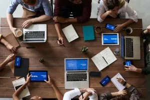 Group of coworkers in task of Finding Competitor Backlinks