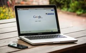 Google opened on a MacBook as a symbol of how Google evaluates High-Quality Backlinks