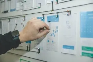 Person managing internal links as a SEO Tips for More Traffic