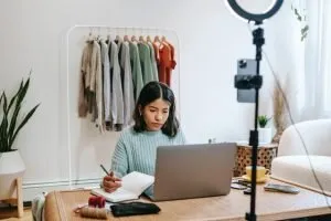 A person concentrated in writing content