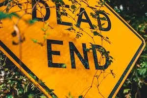 dead end sign as a symbol of dead backlinks
