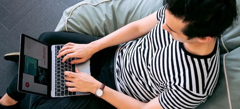 man blogging