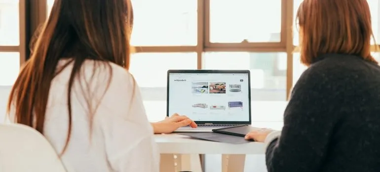 two women using meta robots tag for SEO